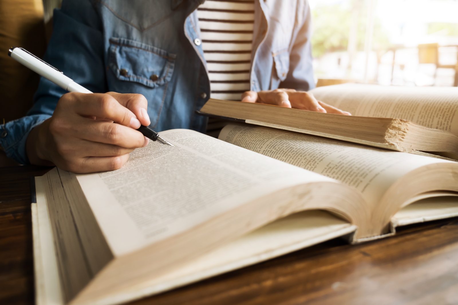 Escritura y lectura sobre libros abiertos