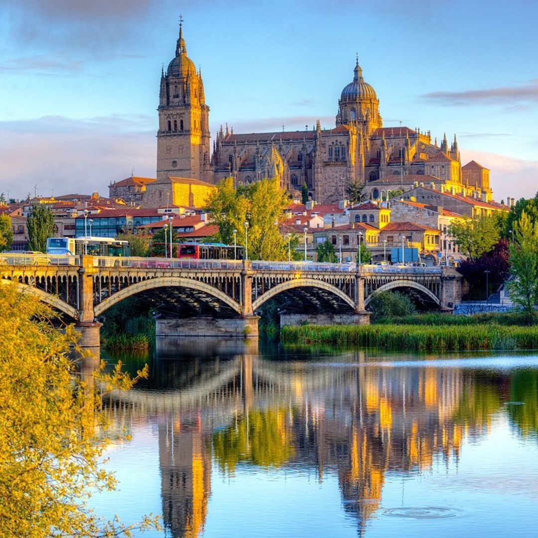 Salamanca: catedral y puente sobre el río Tormes