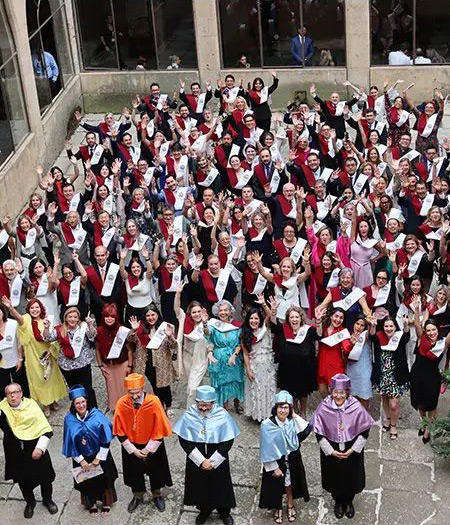 Titulados de UVirtual graduándose en Salamanca